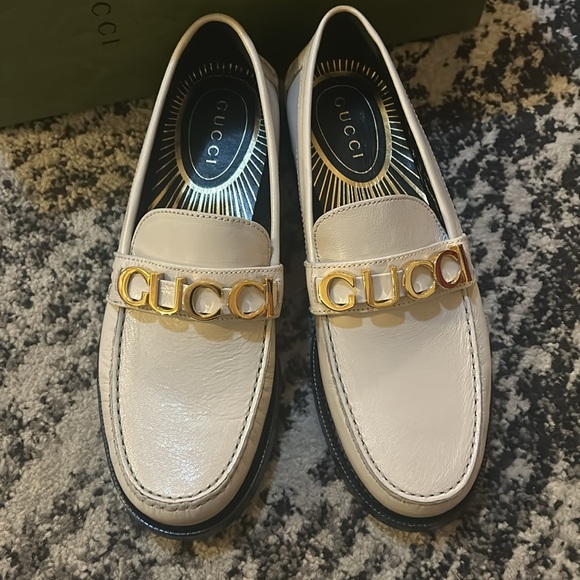 Gucci Logo Plaque Moccasin Leather Loafers - Picture 6 of 16